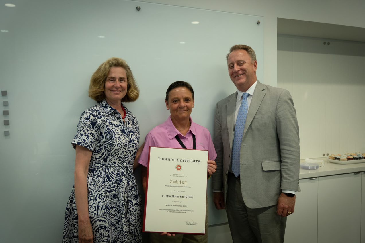 Cinda Haff (center) poses with the E. Ross Bartley award between IU President Pamela Whitten and Vice President Rob Lowden.