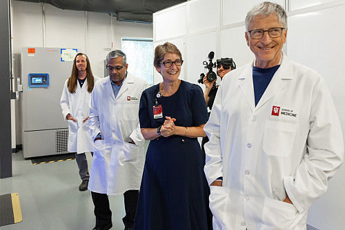 Bill Gates stands next to three IU School of Medicine faculty members in a lab.