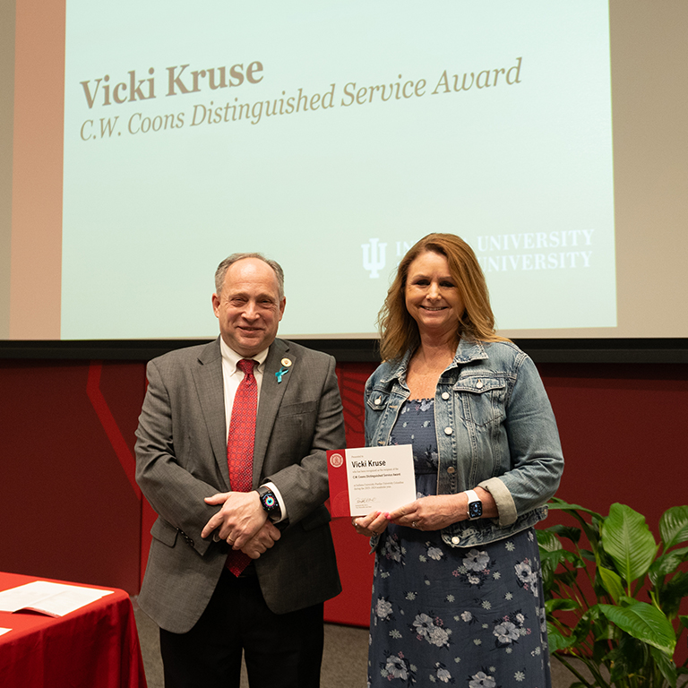Vicki Kruse Accepts Coons Award